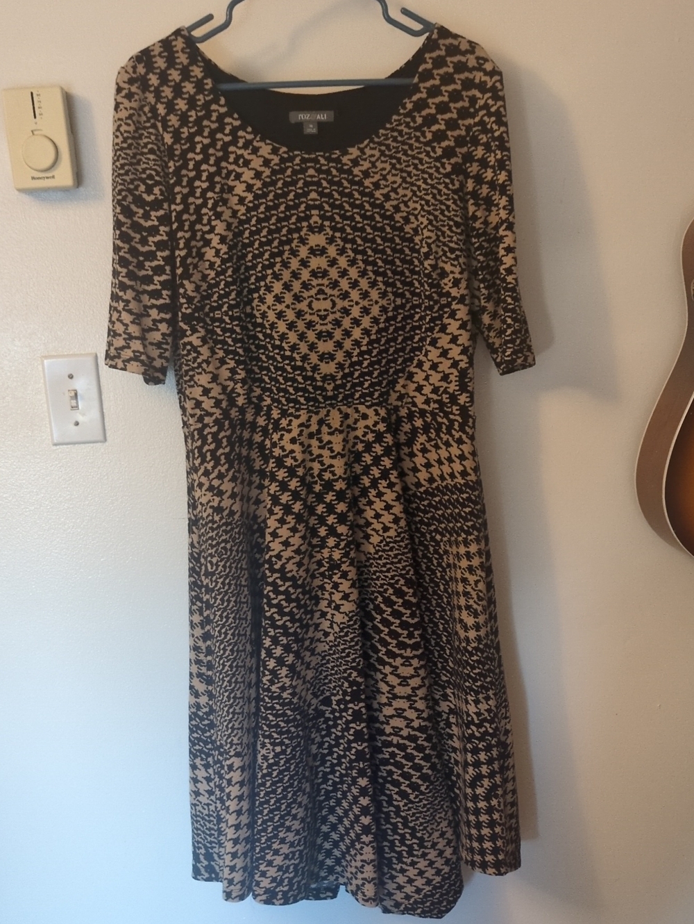 Roz &Ali Black and Beige Houndstooth Midi Fit-and-Flare Dress